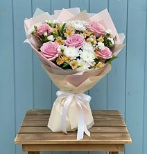 Букет цветов из:  Гвоздики, Орхидеи и Розы в Бакунино