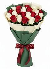 Букет Микс из красных и белых роз в Бакунино