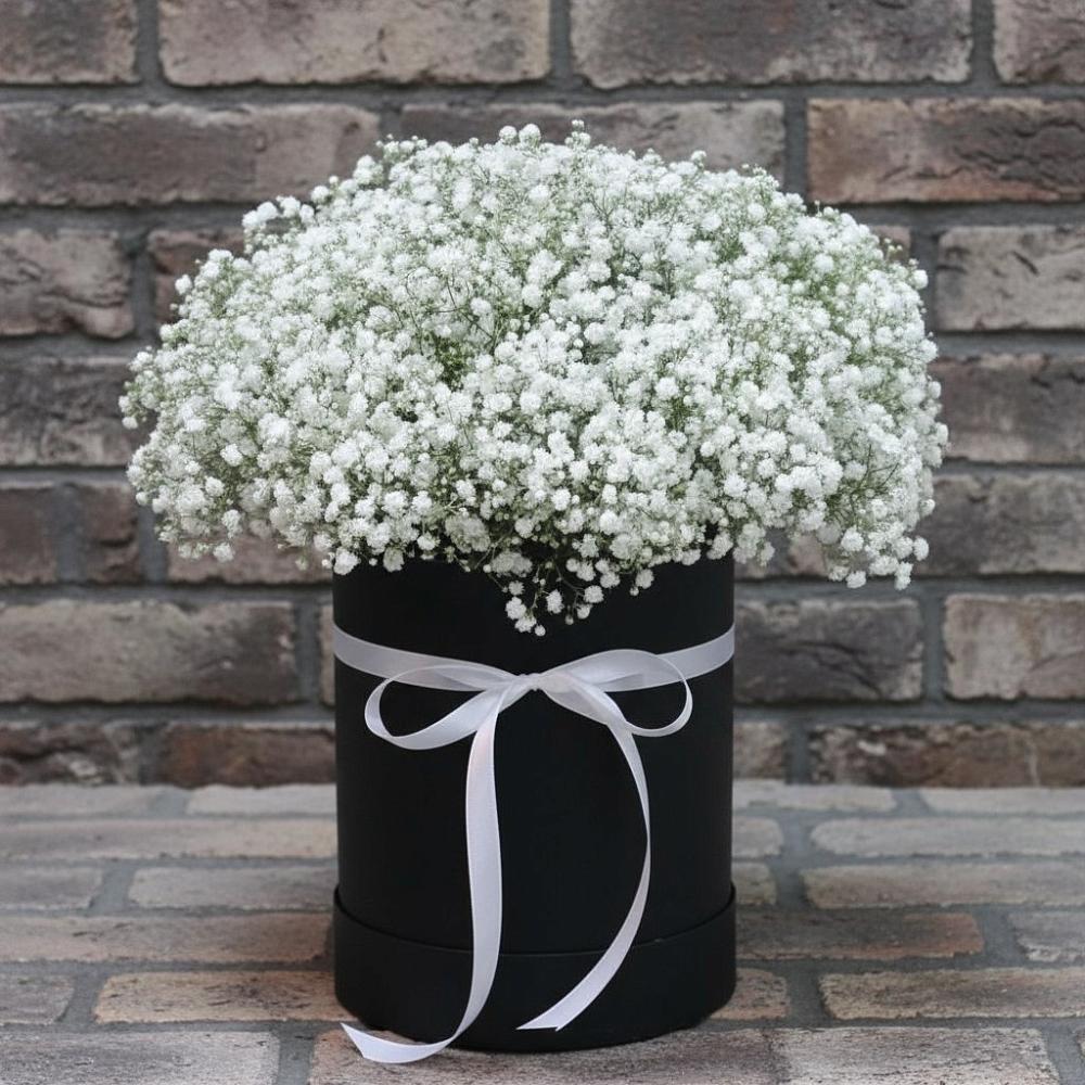 Цветочная композиция из Гипсофила в шляпной коробке в Бакунино