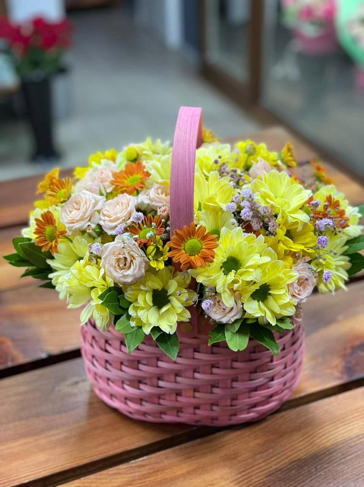 Цветочная композиция из Хризантемы и Розы в корзине в Бакунино
