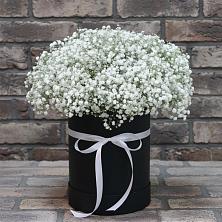 Цветочная композиция из Гипсофила в шляпной коробке в Бакунино