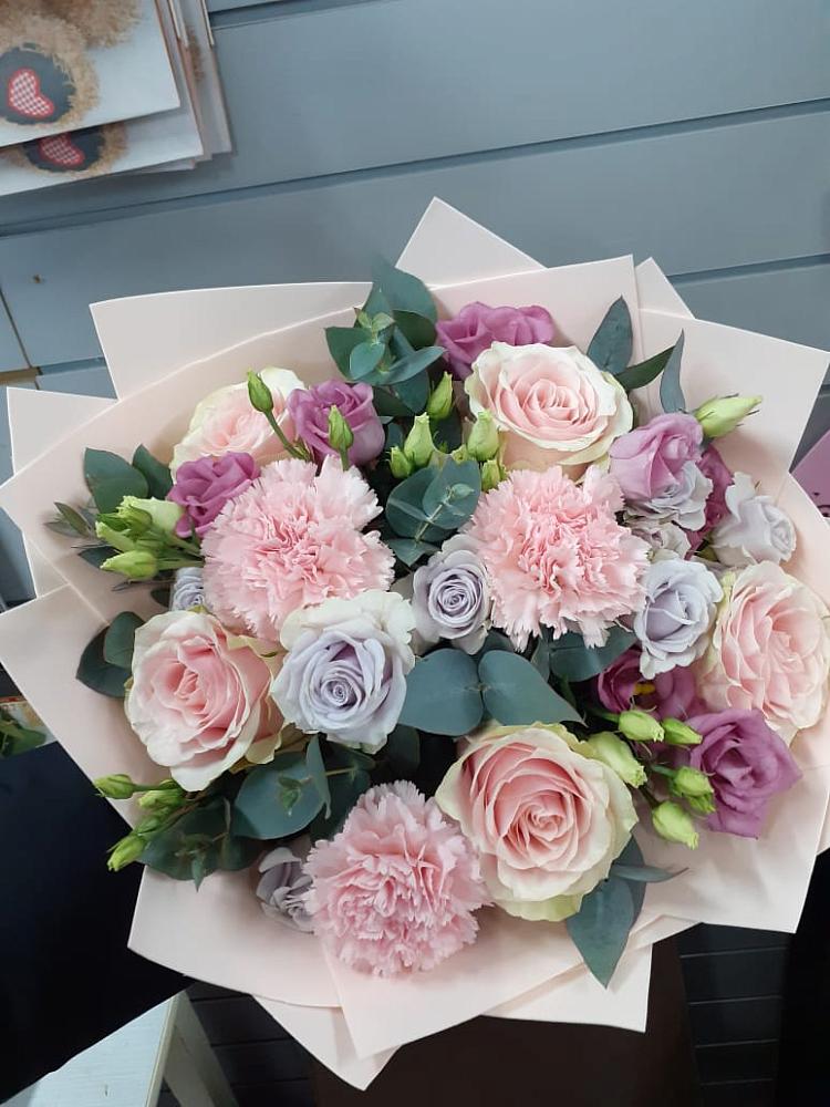 Букет цветов из: Розы, Гвоздики и Лизиантусы в Бакунино